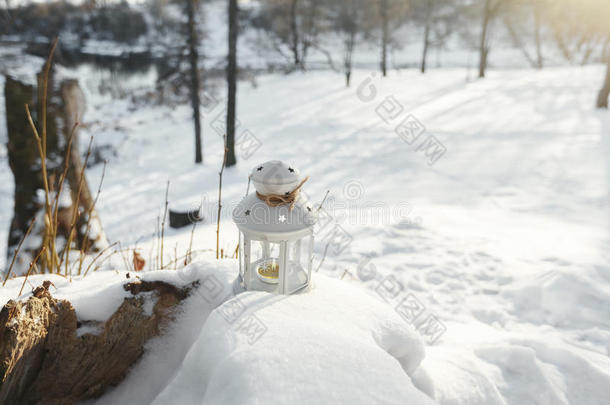 手电筒里面燃烧着<strong>蜡烛</strong>，冬天站在雪地里