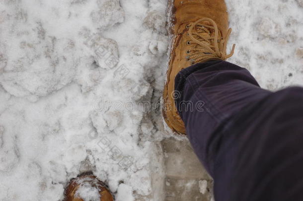 雪地里的越野靴子