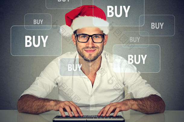 穿着红色圣诞老人帽子的圣诞老人在网上买东西