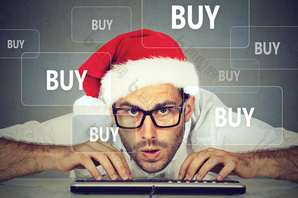 圣诞老人戴着圣诞老人的帽子在网上买东西