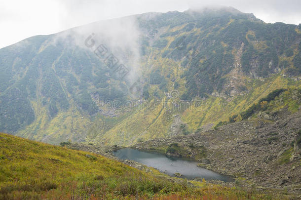 美丽的山湖被令人印象深刻的山包围着