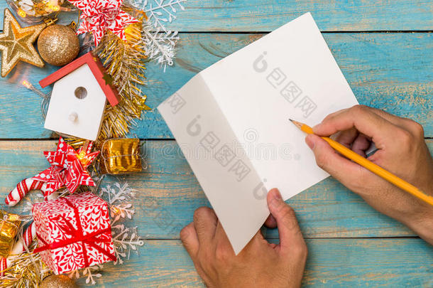 圣诞背景与装饰品，手写在贺卡上。 顶部视图与复制空间