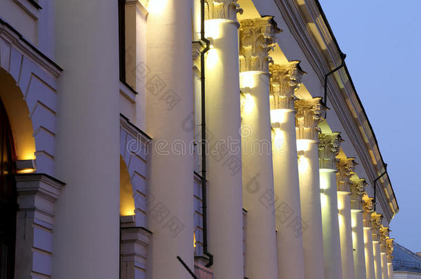 莫<strong>斯科</strong>，俄罗<strong>斯</strong>，晚上在<strong>瓦尔瓦尔</strong>卡街上的一座古老的DVOR历史建筑