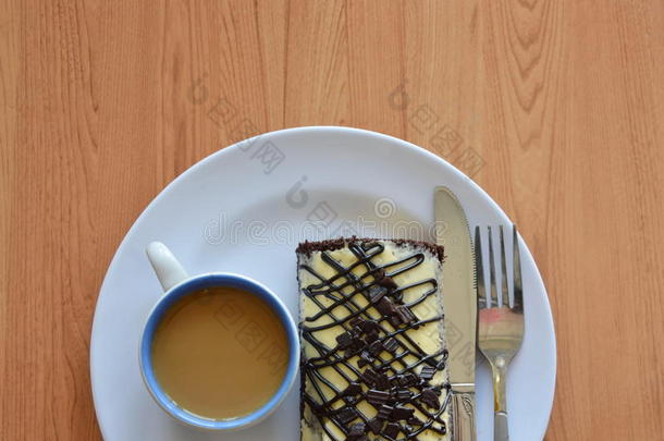 巧克力果酱卷，奶油和咖啡，盘子上有餐刀