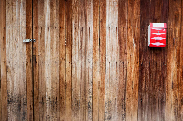 古典木材上的经典红色邮箱