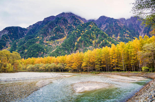 秋色的日本阿尔卑斯山地区
