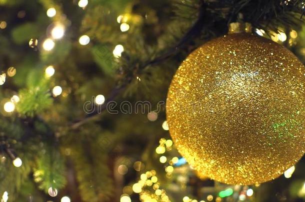 装饰圣诞树金球，特写浅焦点拍摄
