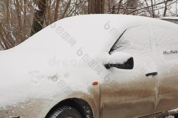 冬天在恶劣天气下下雪的汽车