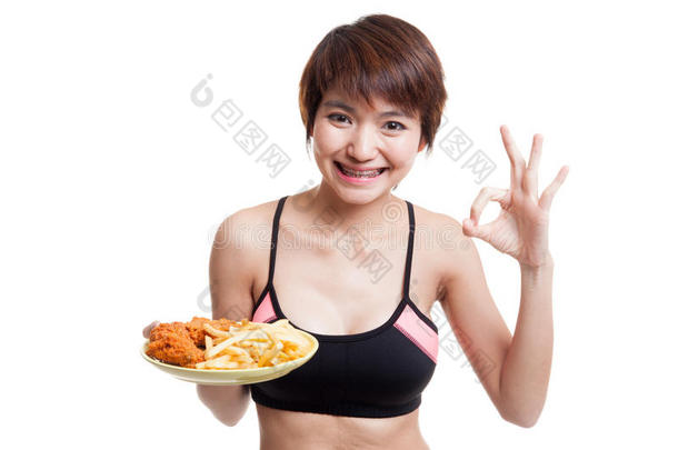 亚洲健康女孩吃炸薯条和炒鸡表演<strong>还好</strong>