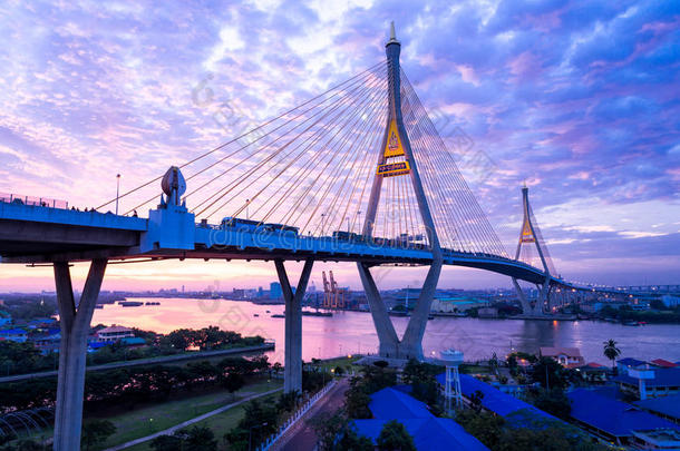 2017年12月5日，曼谷，日出/日落天空普密蓬大桥2设施和交通路线连接曼谷物流业