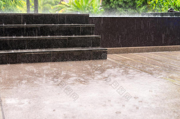 &x28；激流&x29；雨落在地板上，曼谷的雨季