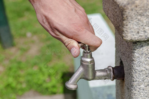 手打开水从水龙头公园