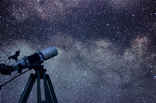 <strong>天文望远镜</strong>星座在夜空中。 EA