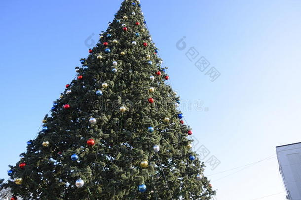 装饰新年<strong>树</strong>。 站在露天的圣诞<strong>树</strong>上的<strong>金属</strong>罐和玩具、球和其他装饰品