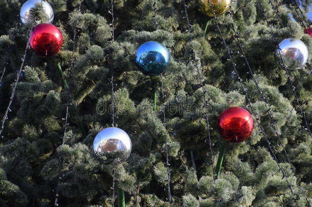 装饰新年<strong>树</strong>。 站在露天的圣诞<strong>树</strong>上的<strong>金属</strong>罐和玩具、球和其他装饰品
