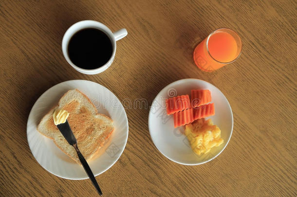 早餐<strong>套餐</strong>，黄油烤面包，新鲜<strong>水果</strong>，咖啡，橙汁。
