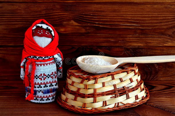 俄罗斯民间娃娃，一勺米饭，一个篮子，一个<strong>传统</strong>。 <strong>旧的</strong>棕色木制背景