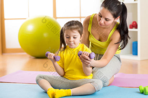 家庭母女在家里或体育馆从事健身、瑜伽、运动