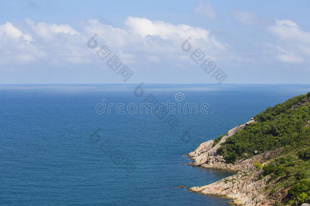 蓝色的海水，天空和岩石热带岛屿，泰国