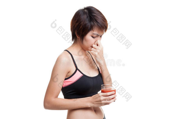 美丽健康的亚洲女孩讨厌<strong>西红</strong>柿汁。