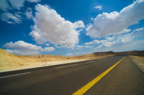 朱迪恩沙漠中的沥青路，在蓝天的背景下