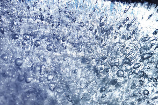 各种形状和厚度的透明冰的背景和气泡