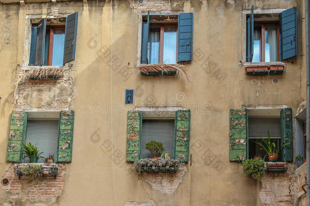在威尼斯的一条街道上的房子前面