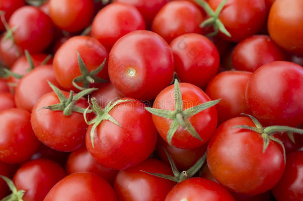 美味的红色<strong>西红柿</strong>。 一堆<strong>西红柿</strong>。 夏季托盘市场农业农场充满有机<strong>西红柿</strong>。