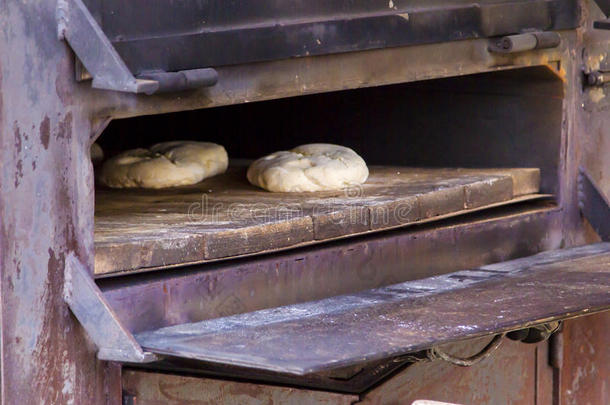 在面包店烤新鲜的手工面包
