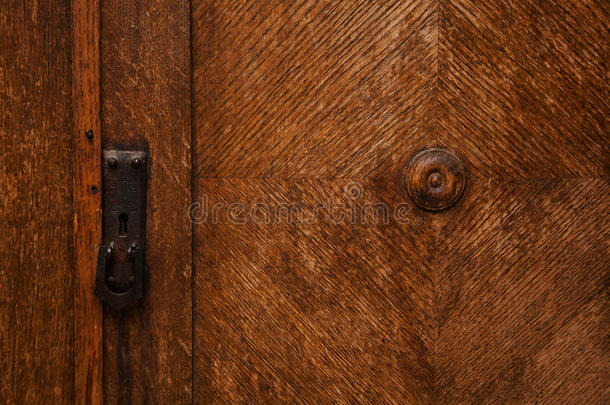 老式木制家具的细节。 钥匙的门孔。 天然木材的背景和质地