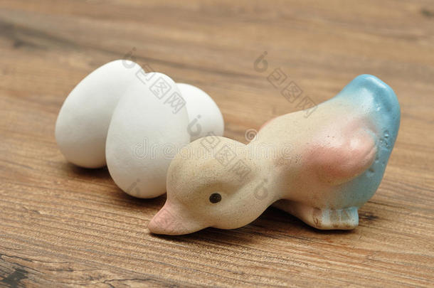 一种带白复活节彩蛋的陶瓷鸭子
