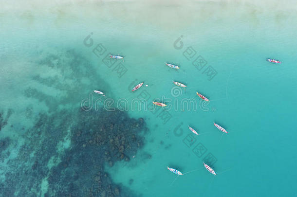 普吉卡塔海滩附近海域长尾船的鸟瞰图