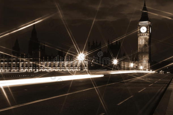 从威斯敏斯特桥到<strong>英国</strong>伦敦近灯光下的大本钟和<strong>国会大厦</strong>的著名美丽夜景