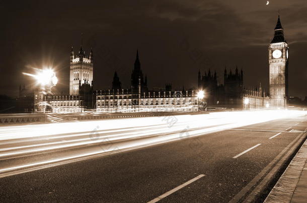 著名而美丽的大本钟<strong>夜景</strong>和议会<strong>大厦</strong>与威斯敏斯特桥通宵交通，伦敦，英国