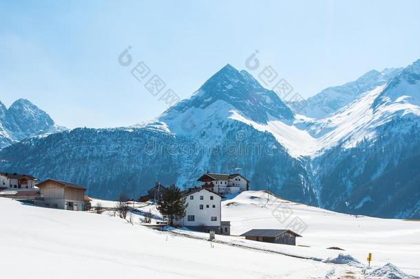令人惊叹的冬季仙境山景与传统的山小屋在阿尔卑斯山在一个阳光明媚的日子与蓝天