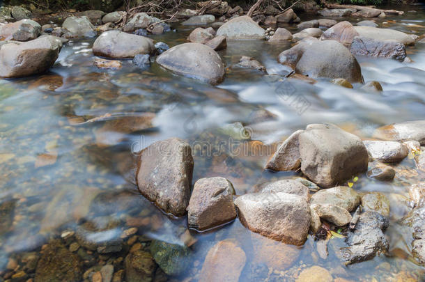流经天然山岩的清澈溪流。