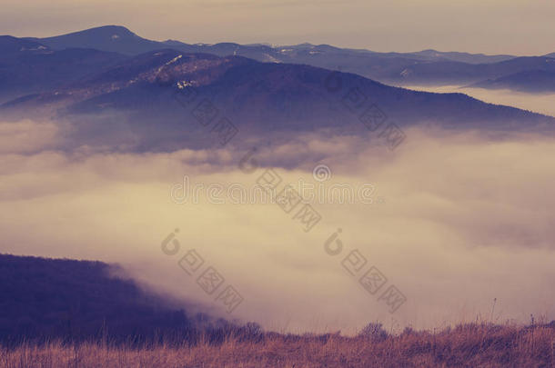 冬天的<strong>群山</strong>中，云浮在<strong>群山</strong>之间