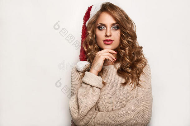漂亮的金发美女穿着毛衣和节日帽