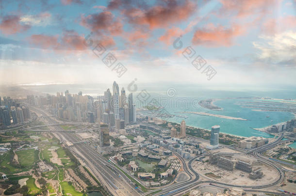 迪拜市中心从空中起飞。 谢赫扎耶德路，摩天大楼和