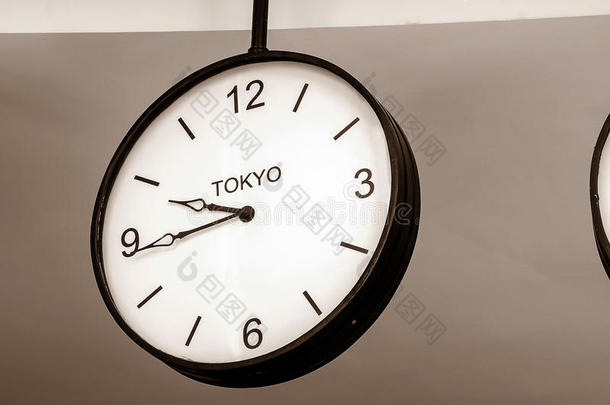 显示东京时区的机场时钟