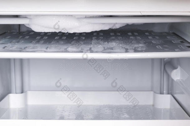 寒冷的除霜冷冻室冰箱霜