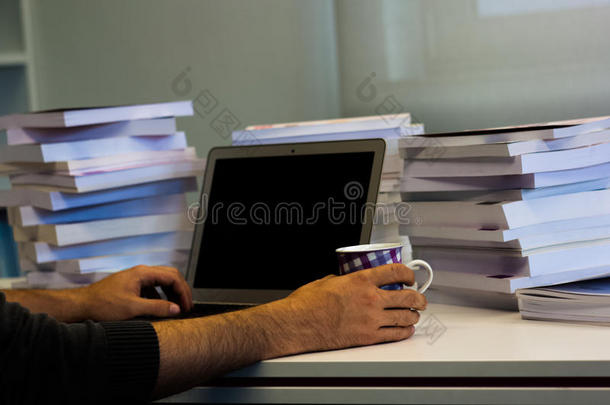 男人、男人、学生或商人在笔记本电脑上工作