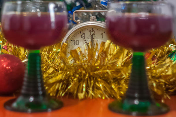 圣诞节和新年庆祝节日时钟与两杯红酒和红球覆盖黄杉在红色标签