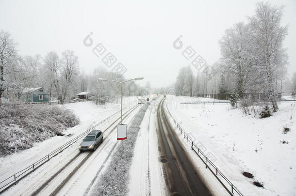 沥青黑色暴风雪蓝色汽车