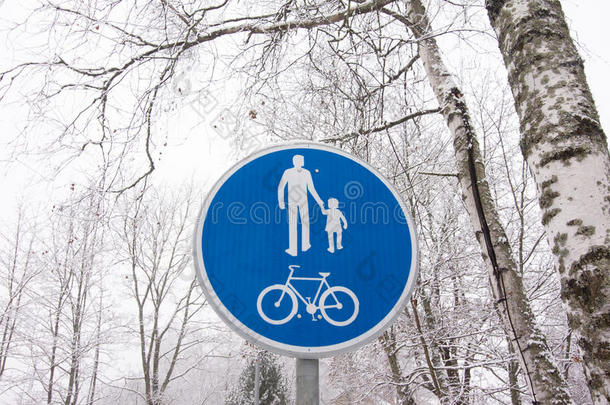 杆柱上的自行车和行人车道路标。