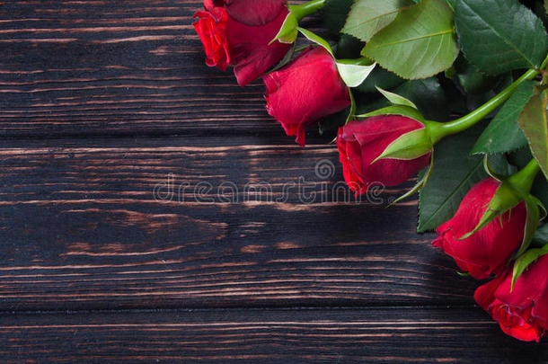 木头桌子上的新鲜玫瑰