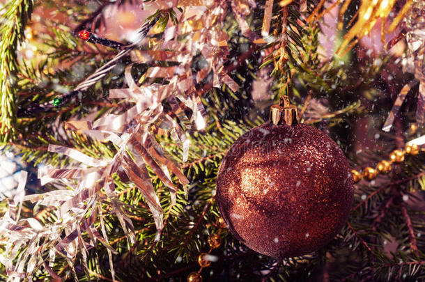 圣诞球在树枝上飘落雪花