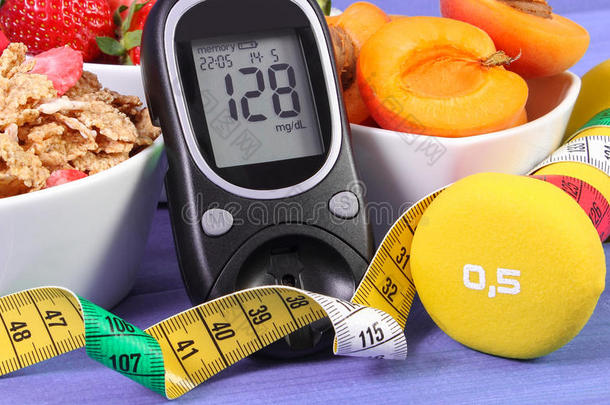 血糖仪，糖水平，健康食品，哑铃和厘米，糖尿病，健康和运动的生活方式