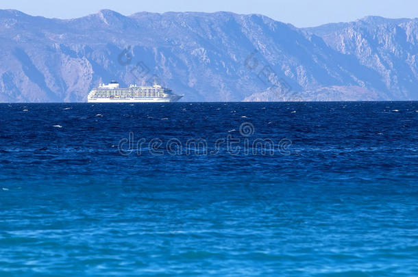 美丽的巨大游轮在海上。 背景中的山脉。 爱琴海，希腊罗德斯。