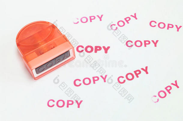 关闭泵橡胶邮票的复制字与红色墨水复制字在白纸纹理背景